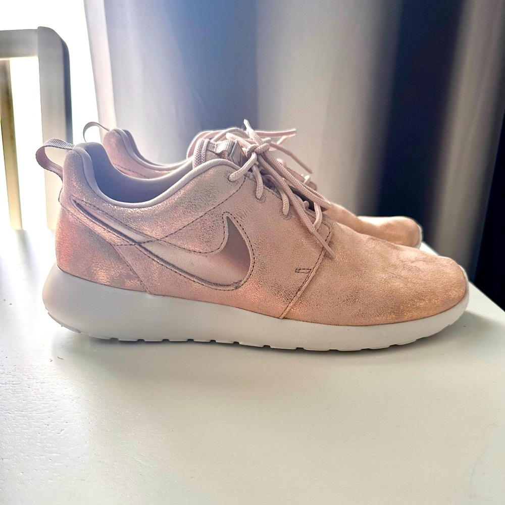 Women’s size 8 rose gold/ light pink Nike Shoes.